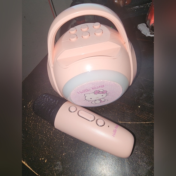 Hello Kitty bluetooth speaker with LED lights and microphone SOLD - Picture 4 of 4